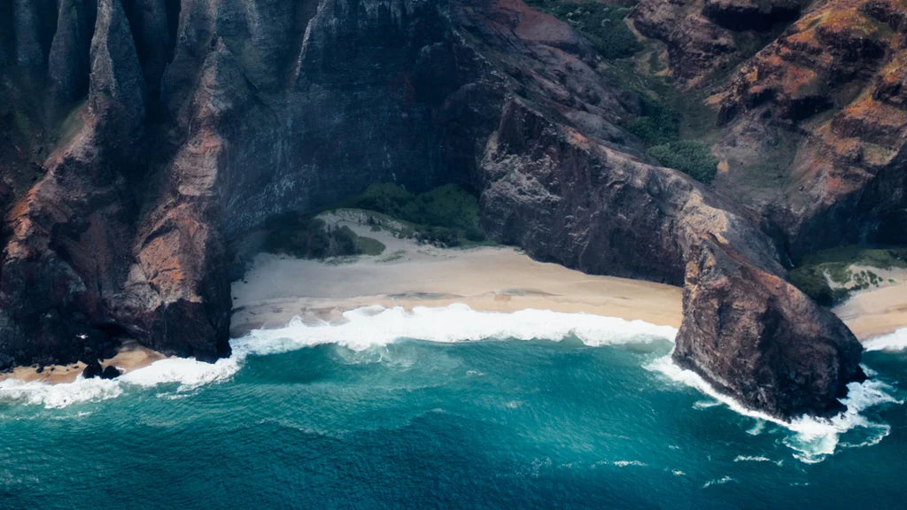 <strong>HAWAII'S </strong><em>BEAUTY SECRET</em>